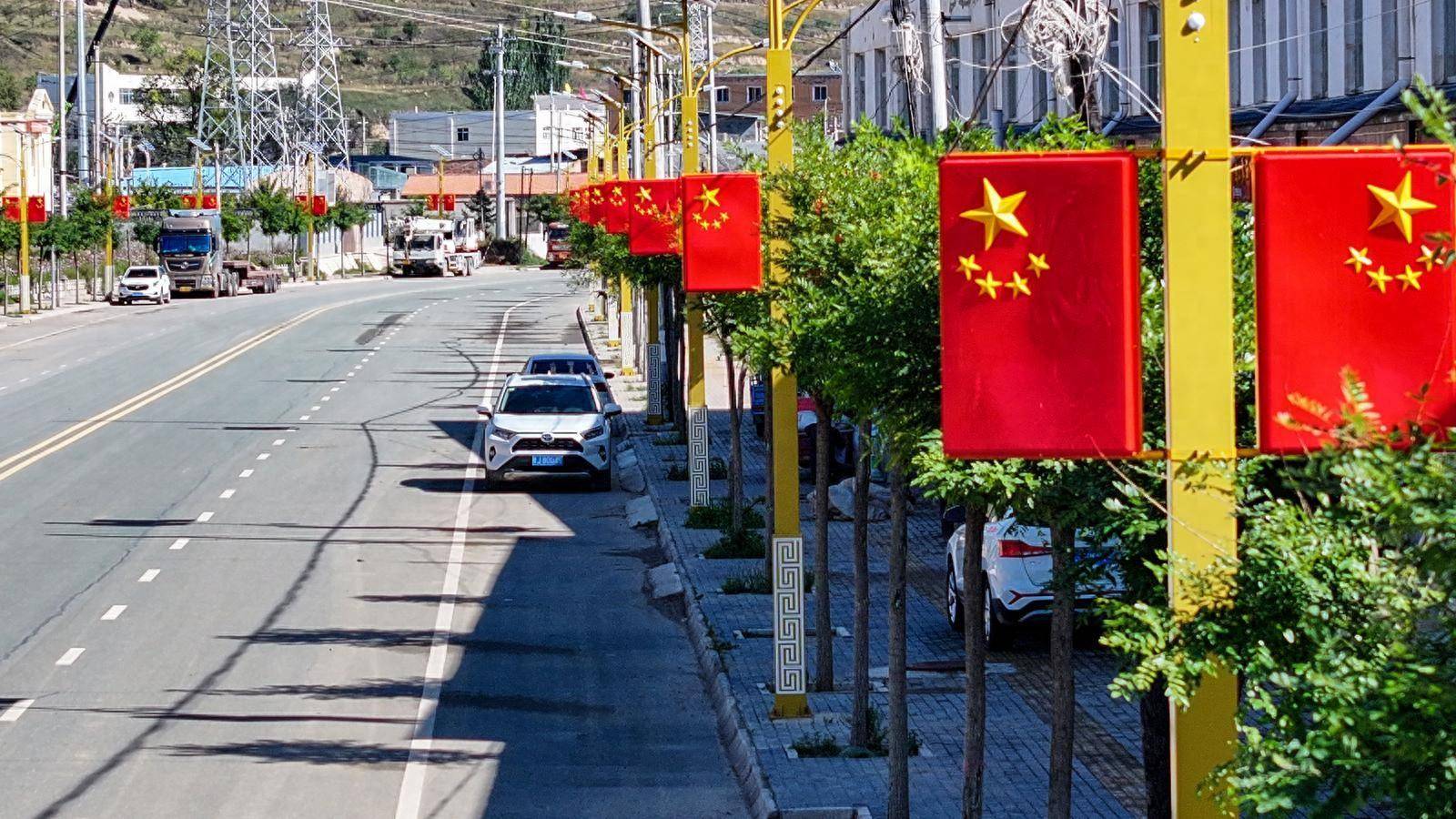 红底黄太阳国旗图片