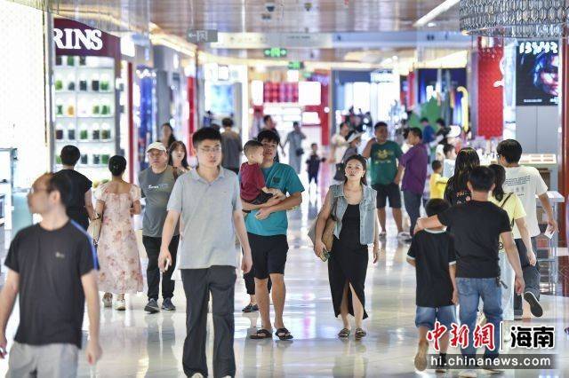 国庆假期首日海南离岛免税购物销售忙