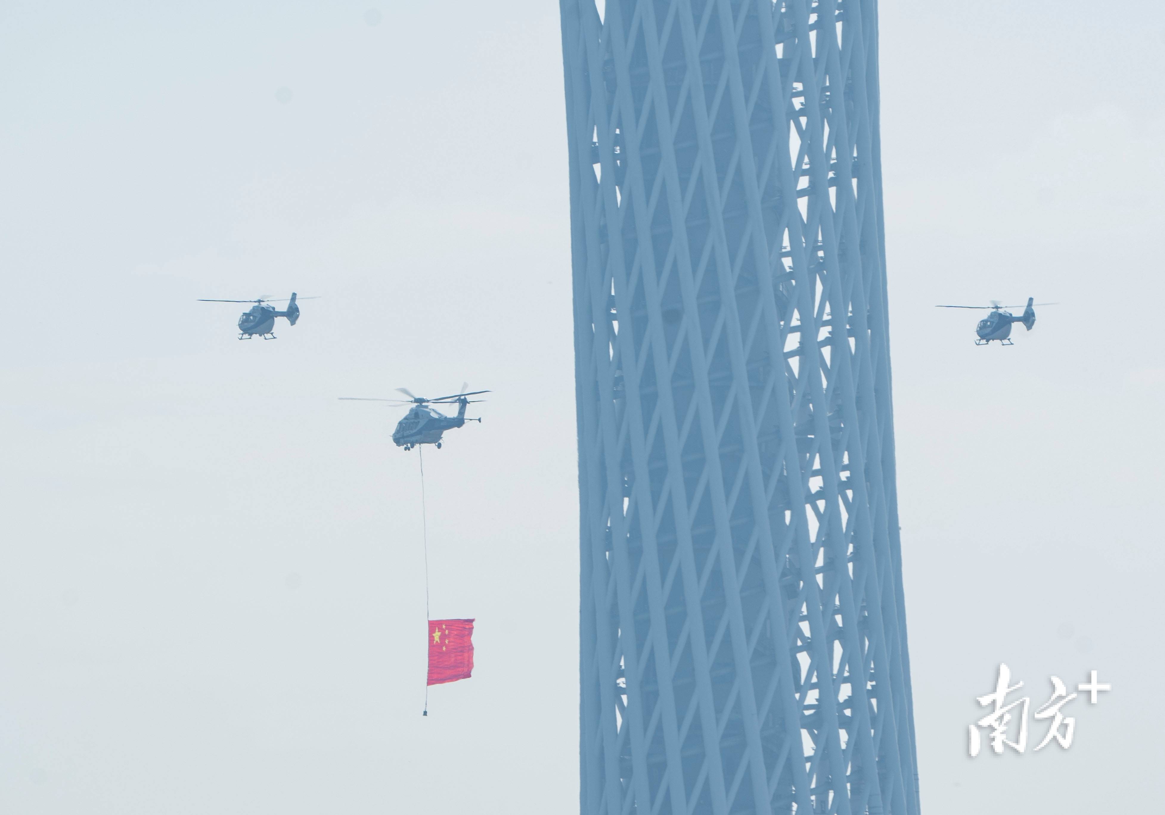 抬头看!警用直升机悬挂国旗飞行,喜迎国庆