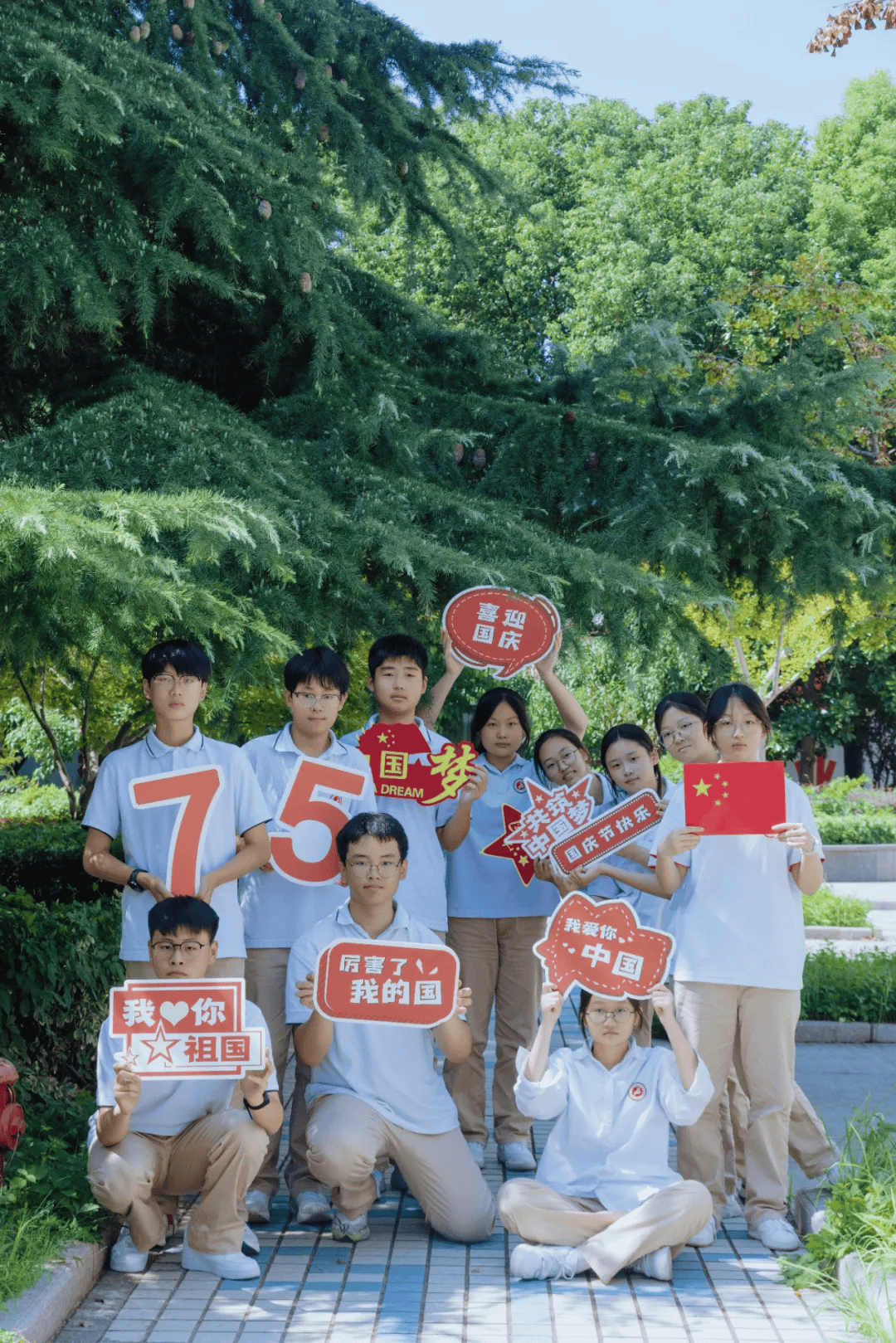 宝应城北初中师生花式告白祖国!