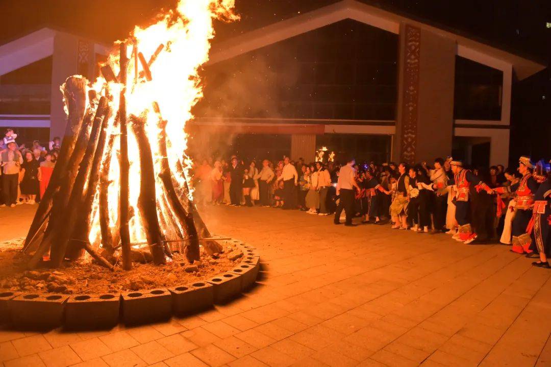 国庆狂欢夜,江滨体育公园"燃"起千人篝火