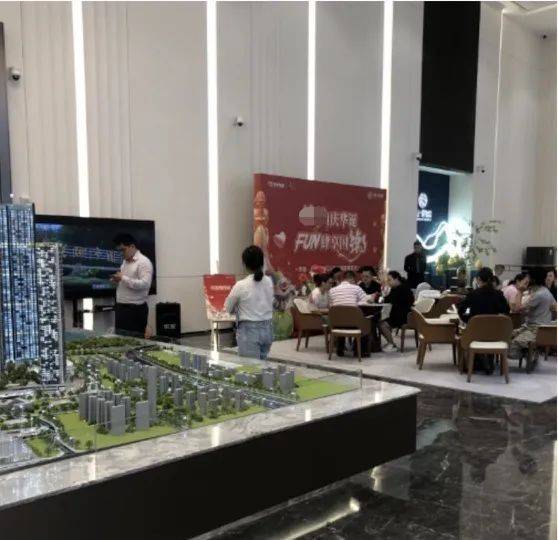 “几乎是上周末的3倍！”楼市“银十”有望变“金十”，A股大涨叠加楼市松绑，买房更有底气？丨国庆消费调研_深圳_政策_成交