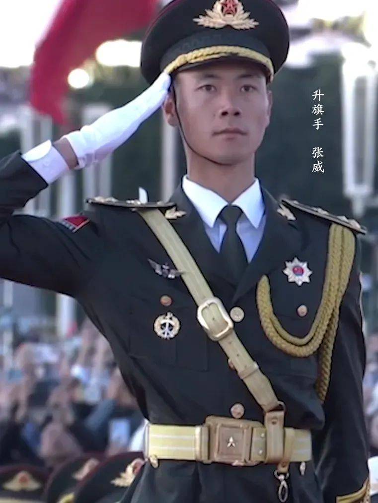 国庆当天,河南小伙在天安门广场升起五星红旗!_张威_展旗_训练