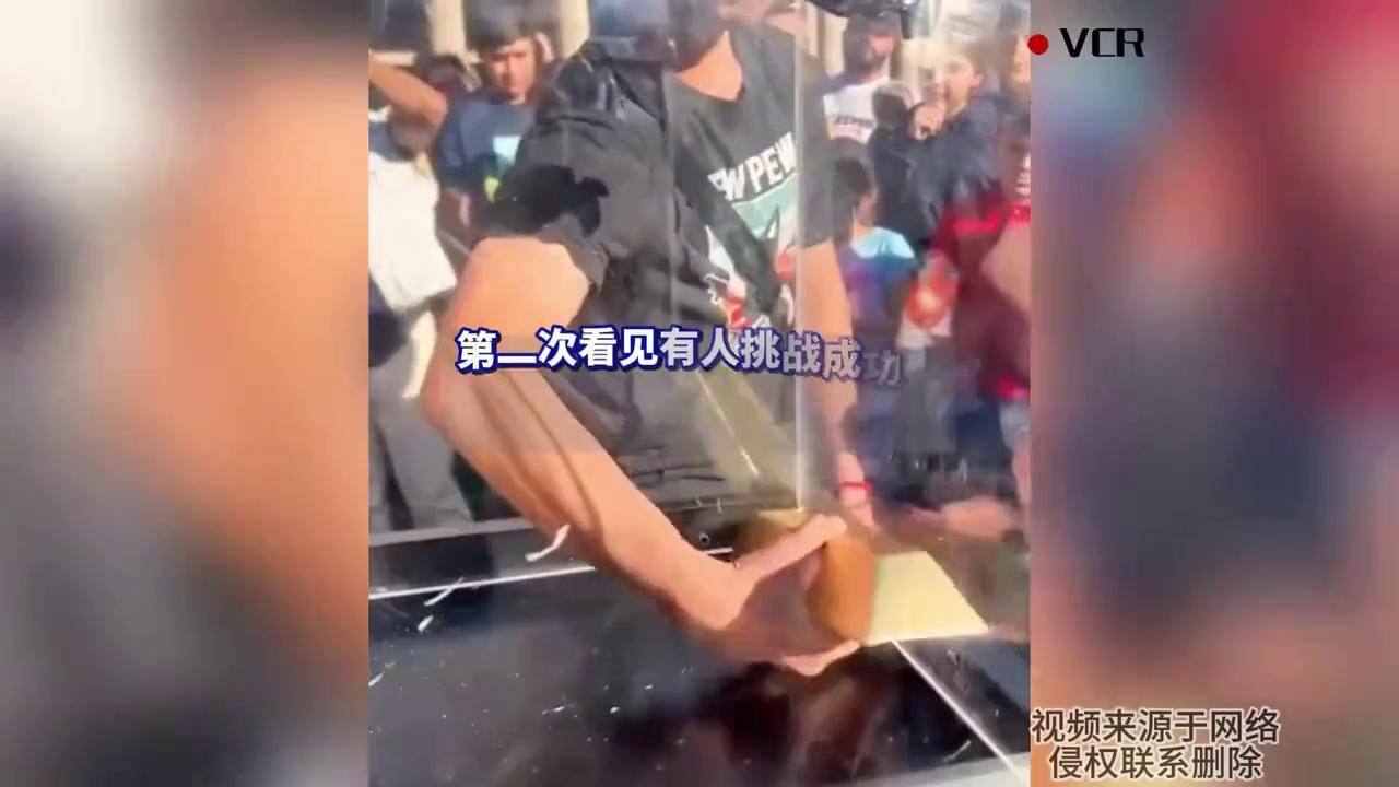 第一次看见有人挑战成功!小伙成功从箱子里拿出金砖