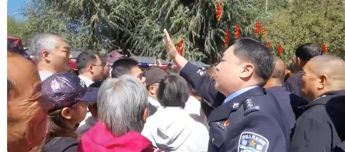 临汾市隰县公安局局长黄生辉亲自到景区一线,向游客解释,"请给我半个