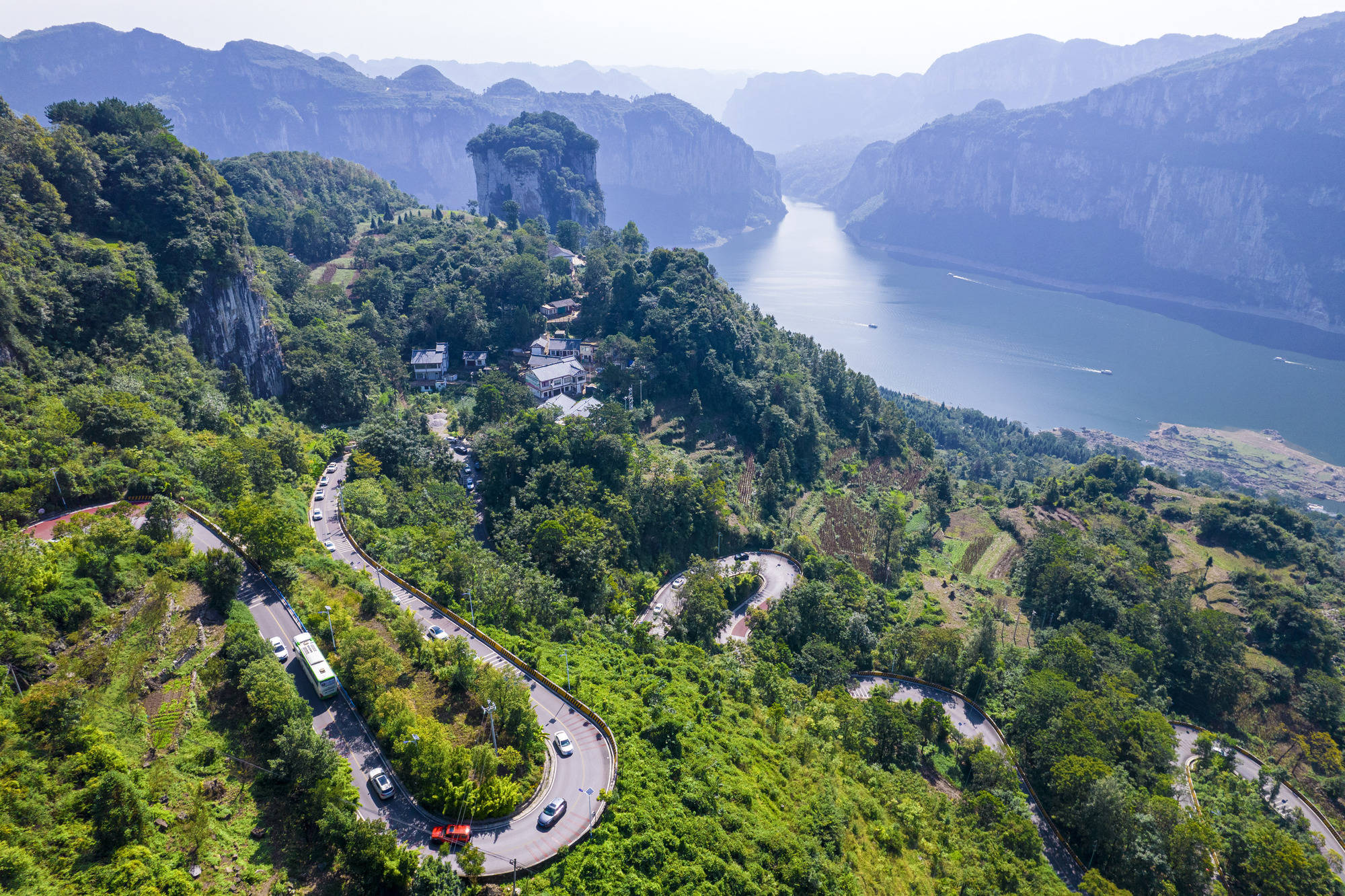贵州黔西乌江源百里画廊景区迎来旅游高峰