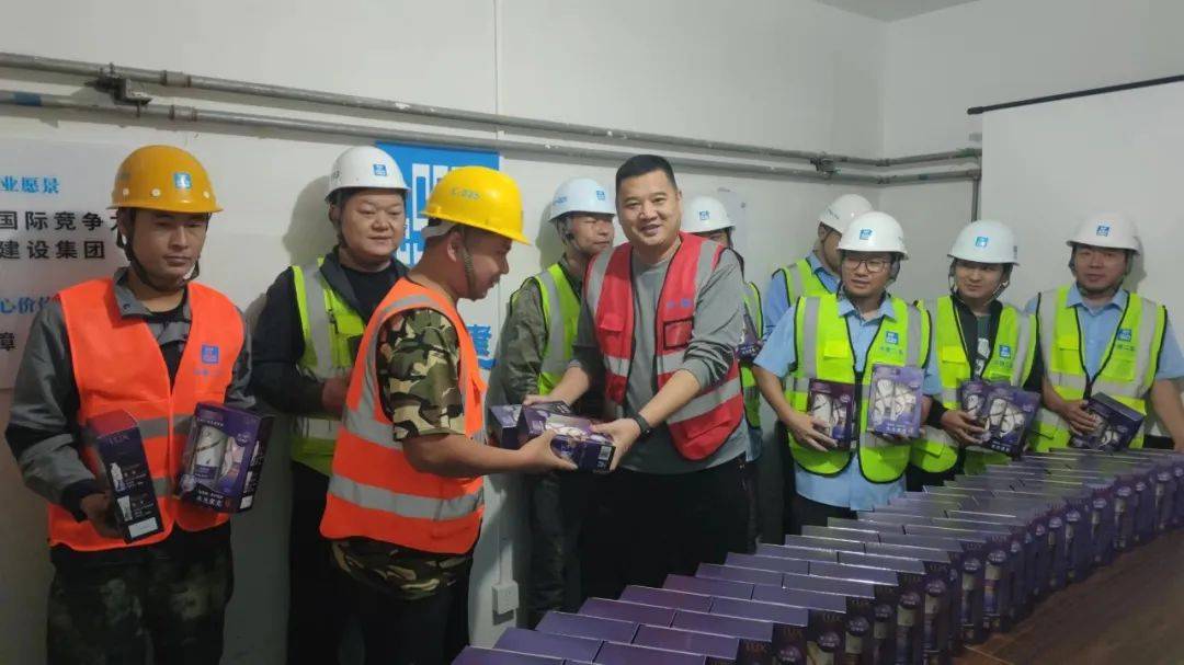 中筑二局妆点公司教导班子邦庆时间赴项目展开安定分娩带班查验并拜候慰问一线作战者