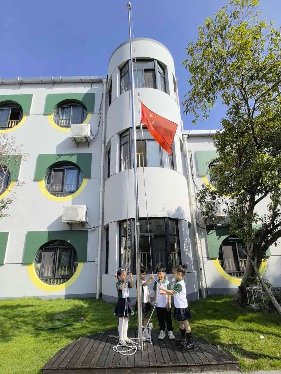 丨国旗迎风扬 童心庆华诞