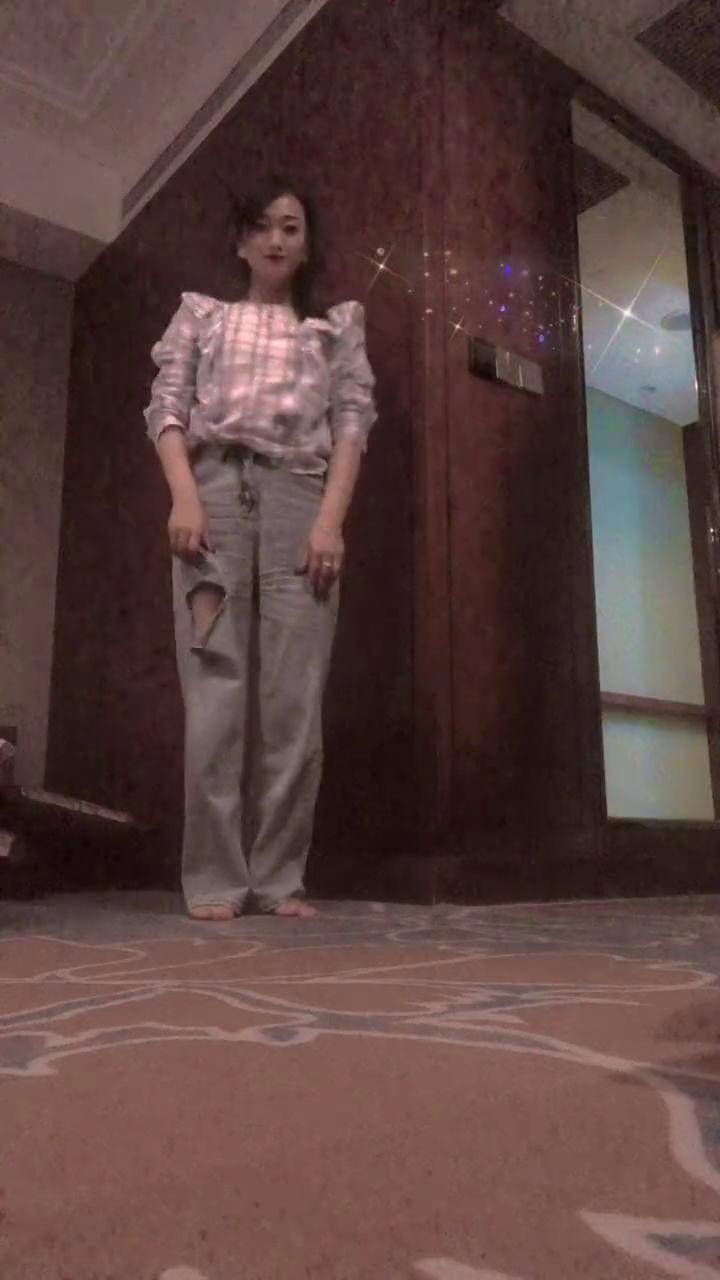 一起来做拉伸运动据说是瘦腿的挑战蜘蛛腿or螃蟹腿 哎.就是玩