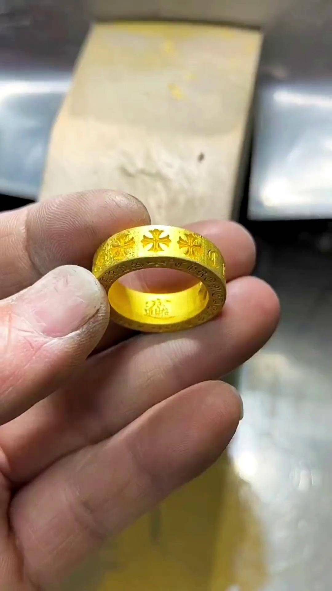 圈口大就要加克重了,尺寸都可以自定义调节.黄金克罗心戒指