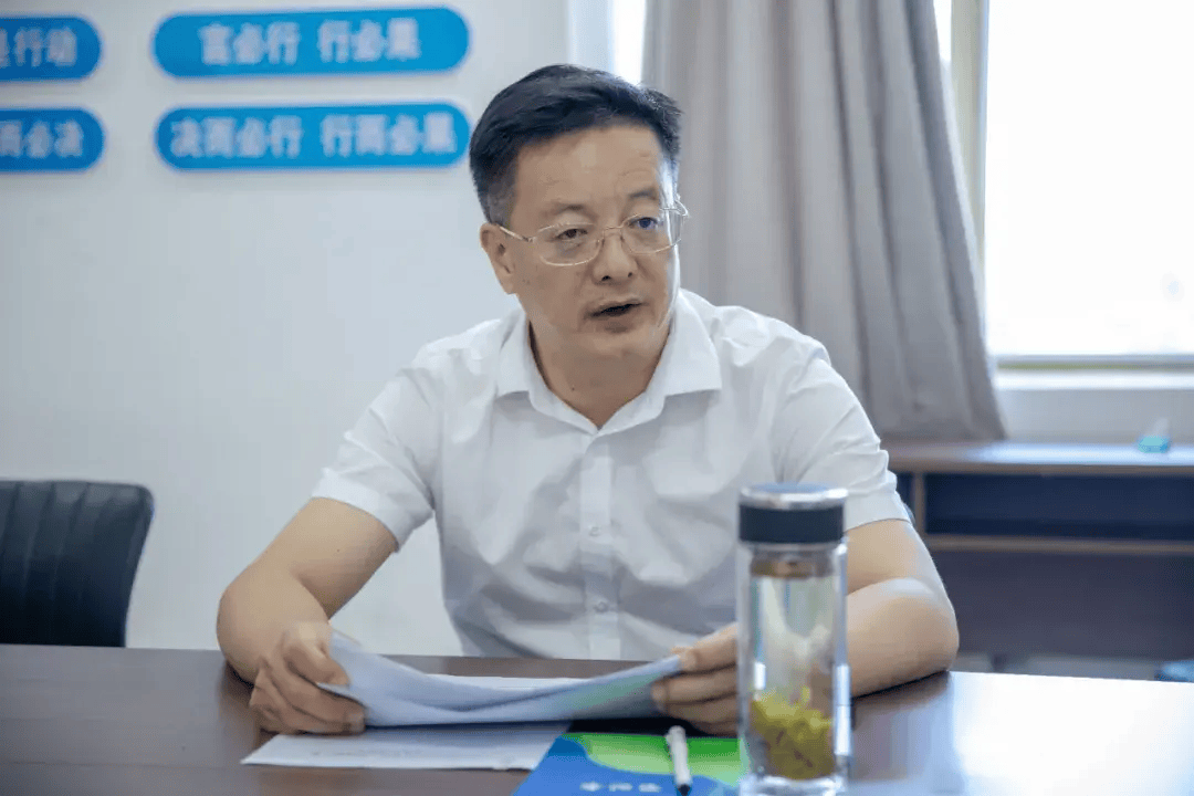 叶峰先后来到瑶浦氧化塘,县交通路,大水田等地,通过实地看,听汇报等