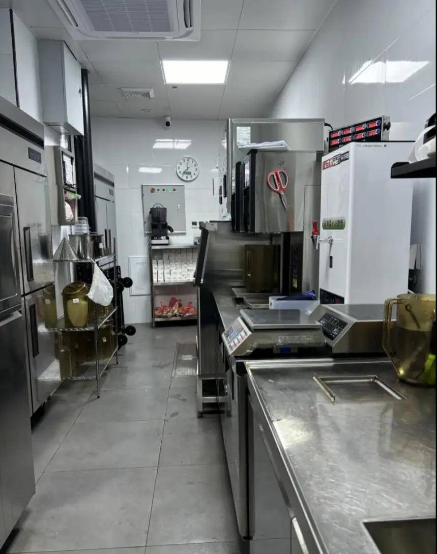 餐厅环境店内张贴反浪费宣传.外卖平台阳光厨房可视,使用外卖封签