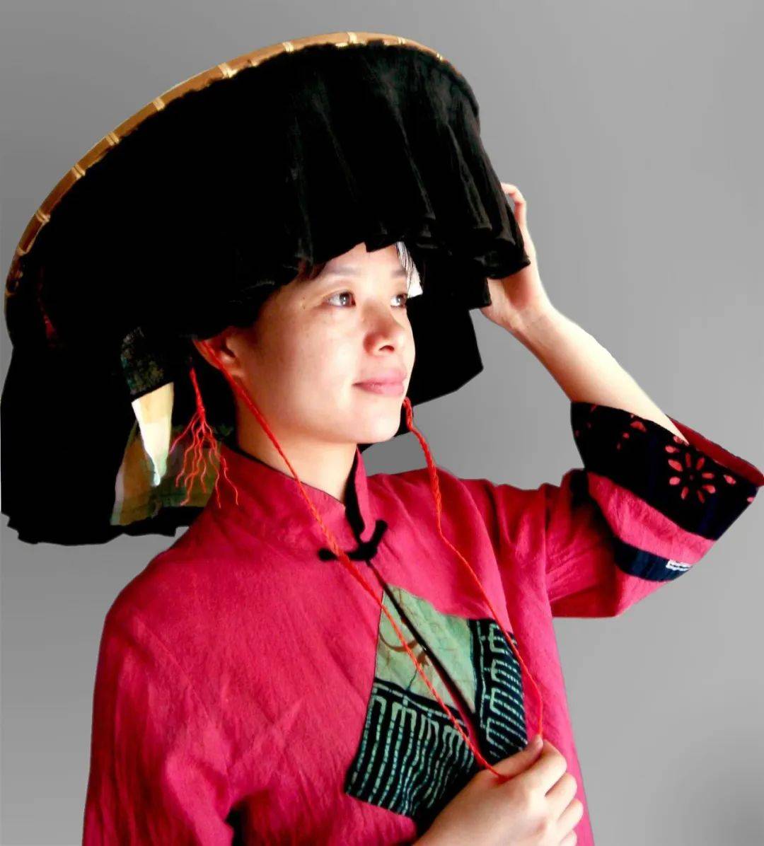 图1:客家凉帽(图源:讲者提供,下同)图2:2006年《深圳特区报》报道客家