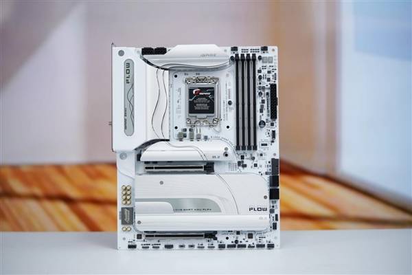 白色风格装机必备！七彩虹iGame Z890 FLOW V20主板图赏_搜狐网