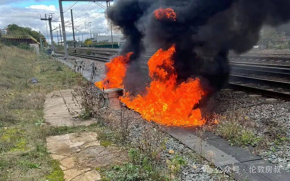 而周三早上,一名乘客在伦敦郊外被火车撞倒后死亡,导致进一步的混乱