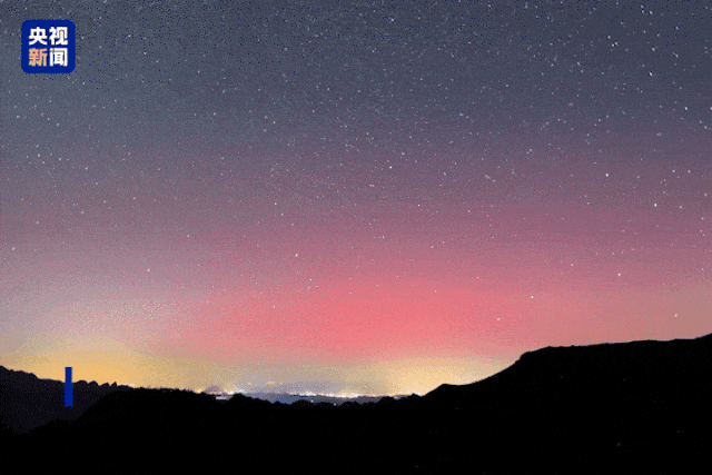 怀来方向的城市灯火与极光交相辉映从北京灵山风景区远眺金山岭长城