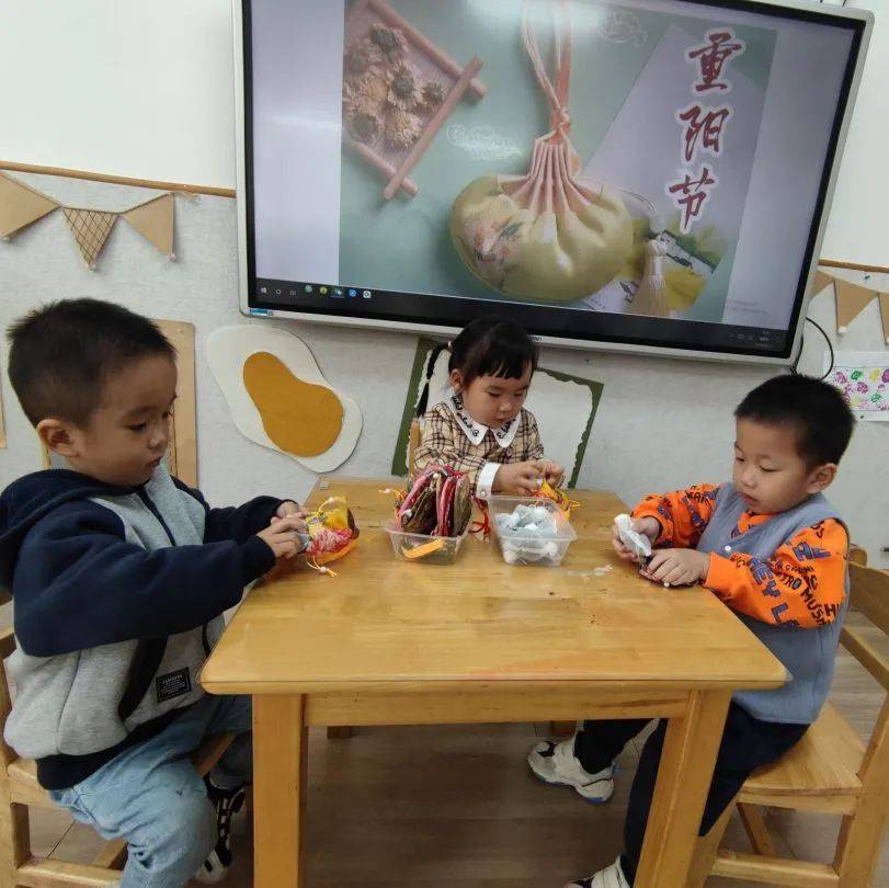 童心敬老 情暖重阳——临海古城中心幼儿园开展重阳节活动