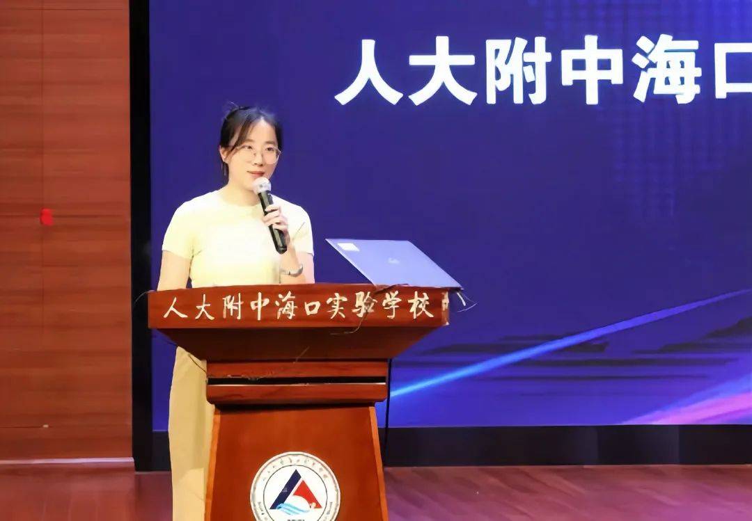 中国人民大学附属中学海口实验学校赵晓菲入校四年来,赵晓菲一直担任