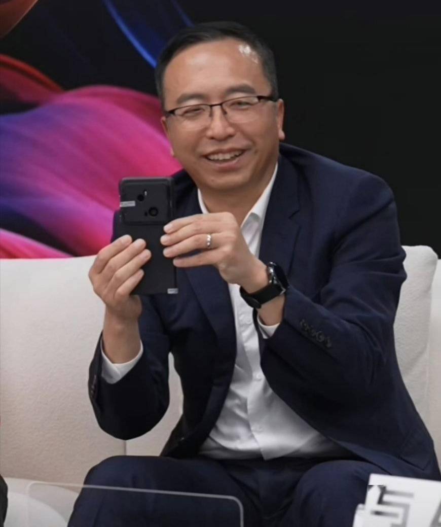 荣耀 magic7 手机保密壳形象曝光:前置"药丸"屏,后置双摄开孔