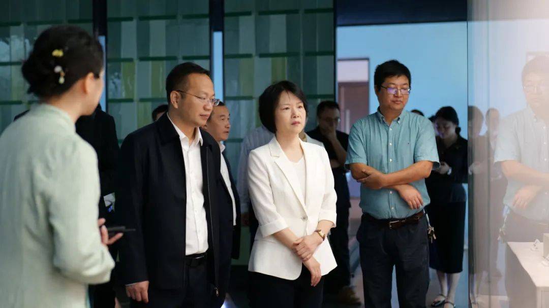 丽水市人民政府副市长卢彩柳与新疆阿克苏地区新和县县委书记李俊杰