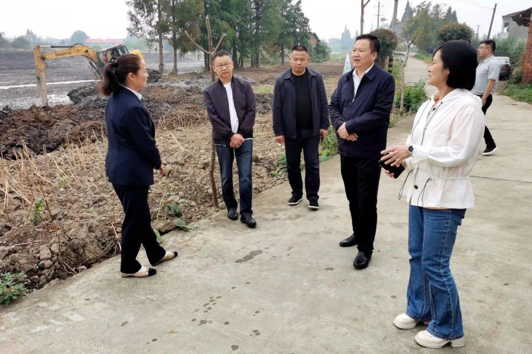 在资阳区张家塞乡合兴村,调研组实地考察了村老年大学,张家塞甜酒
