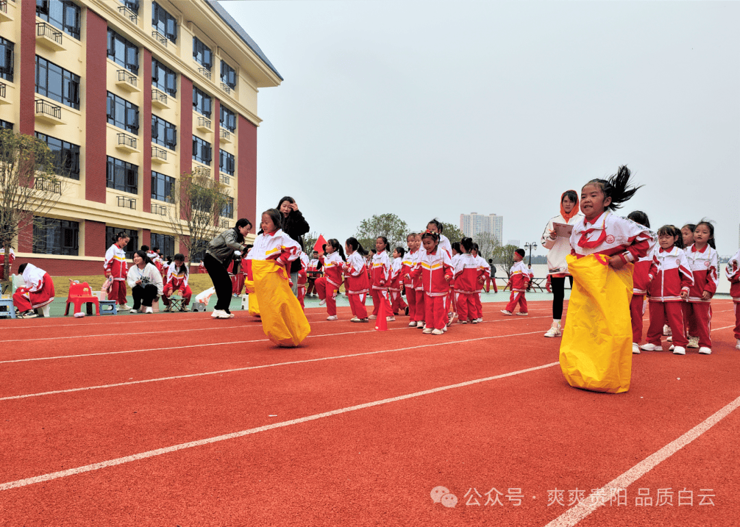 白云艺术中学校服图片