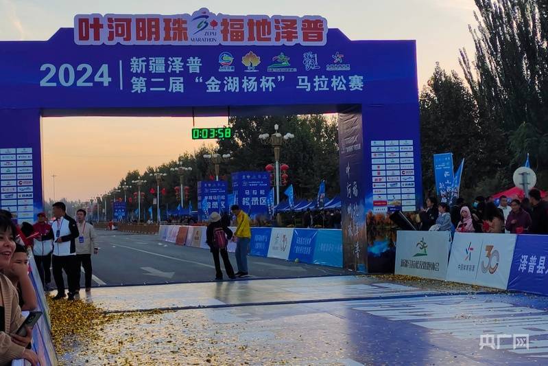 新疆体育彩票支持泽普“金湖洋”马拉松
