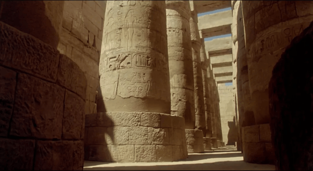 《尼罗河上的惨案》截图卡纳克神庙,是埃及古迹中当之无愧的王者,无论