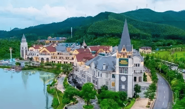 鹭湖森林度假区安纳西小镇内鹭湖度假区坐落在群山环绕summer.