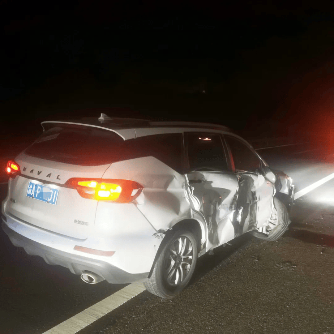 民警综合现场勘察情况,认定:白色小车驾驶人付某驾驶机动车未按操作