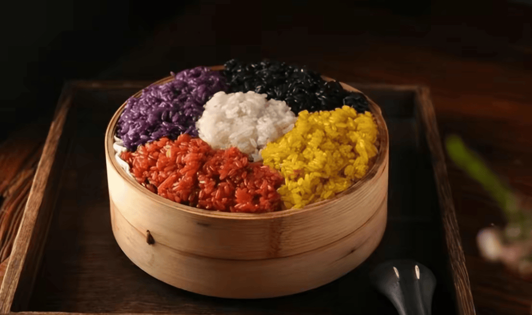 除了壮族之外,居住在广西的瑶族,侗族,苗族等许多民族也对五色糯米饭