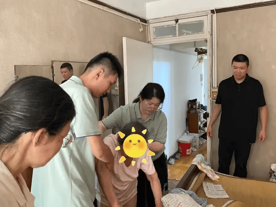 滑倒危机！他们暖心帮扶，撑起老年生活安全感_阿姨_居民区_浴室