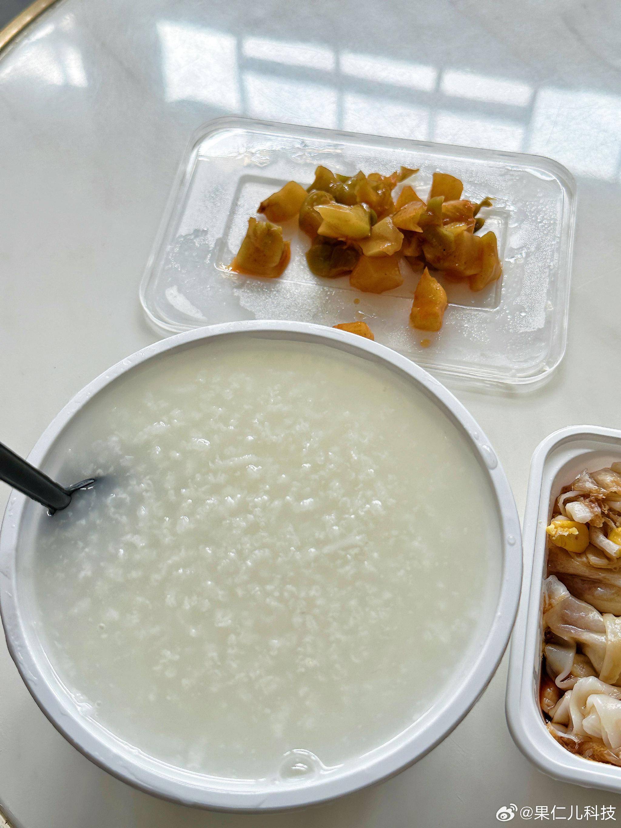 白粥配榨菜瘦肉玉米肠粉 完美解决了光吃了粥会饿和只吃肠粉也会饿的