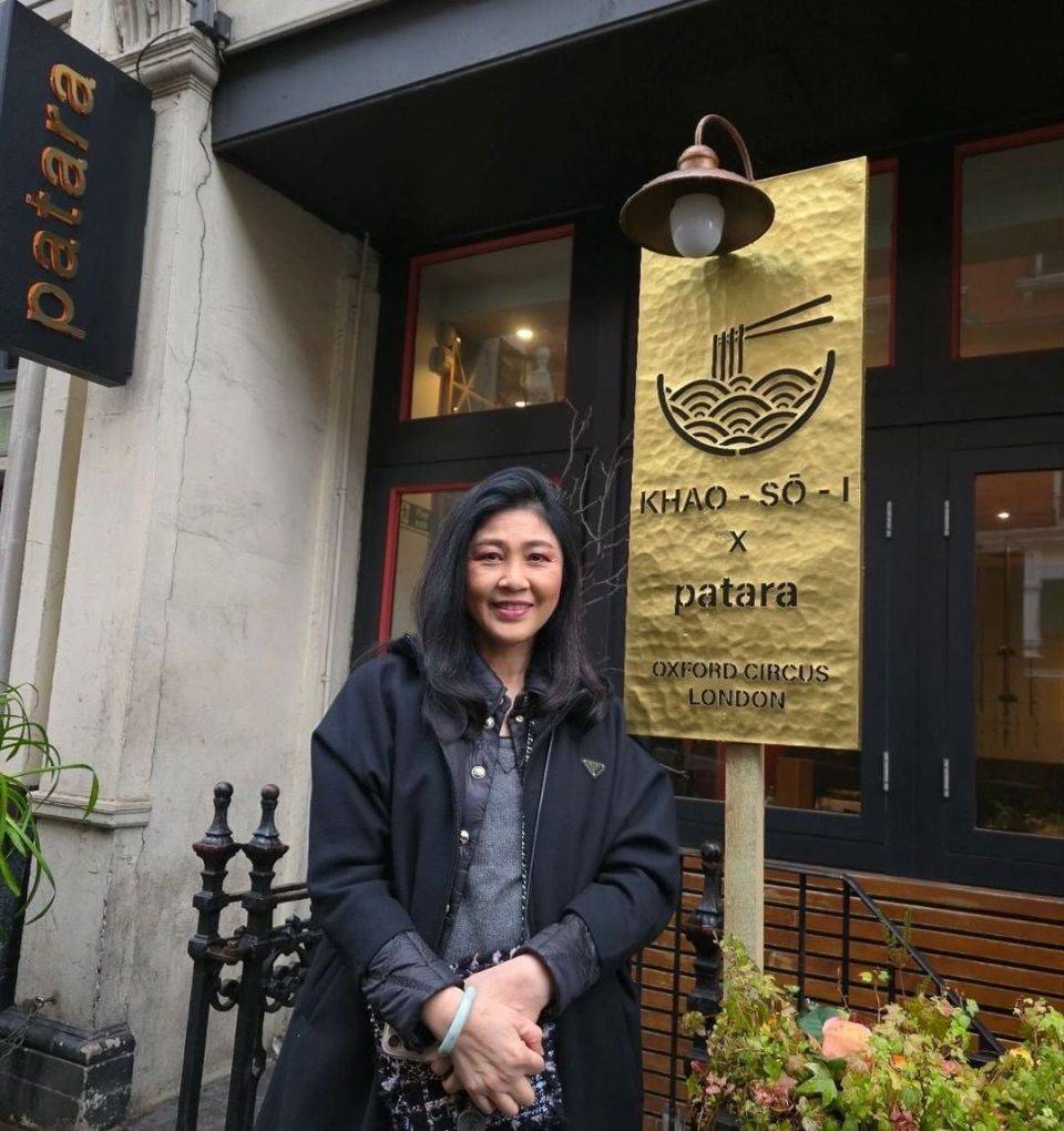 20岁儿子陪伴在身旁,前女总理笑得灿烂_英拉·西那瓦_塞克·安莫查