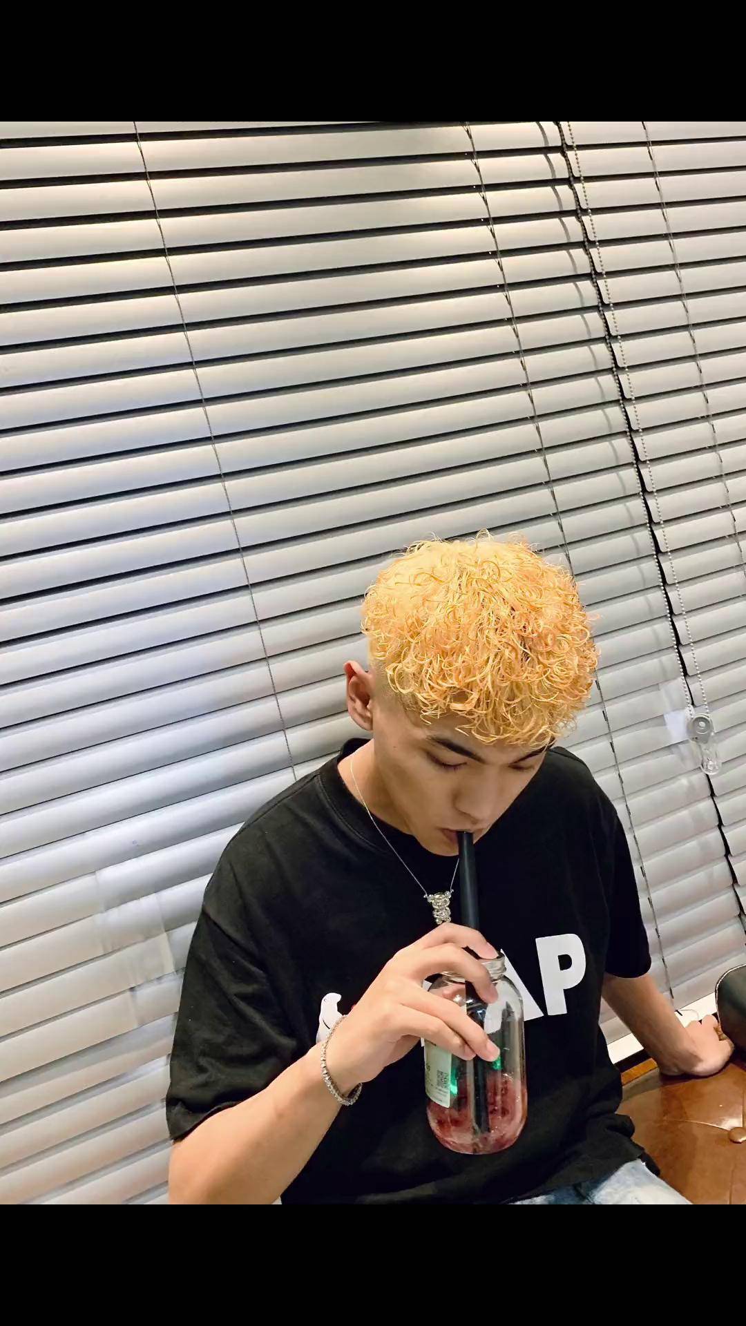 金色卷发的男生普遍都很赛,绵羊卷 这里面就包括