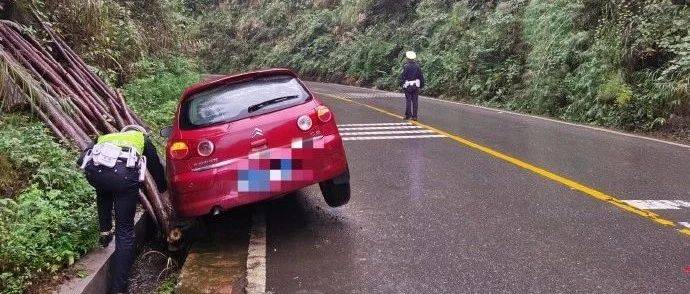 雨天路滑，车辆失控掉入排水沟，洪雅交警紧急救援！