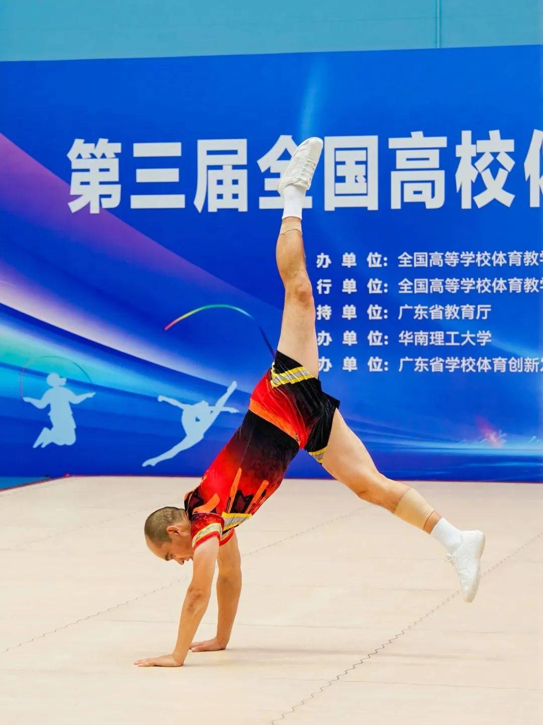 我代表学校参加了操舞类项目的比赛，经过两天时间的激烈角逐，最终荣获