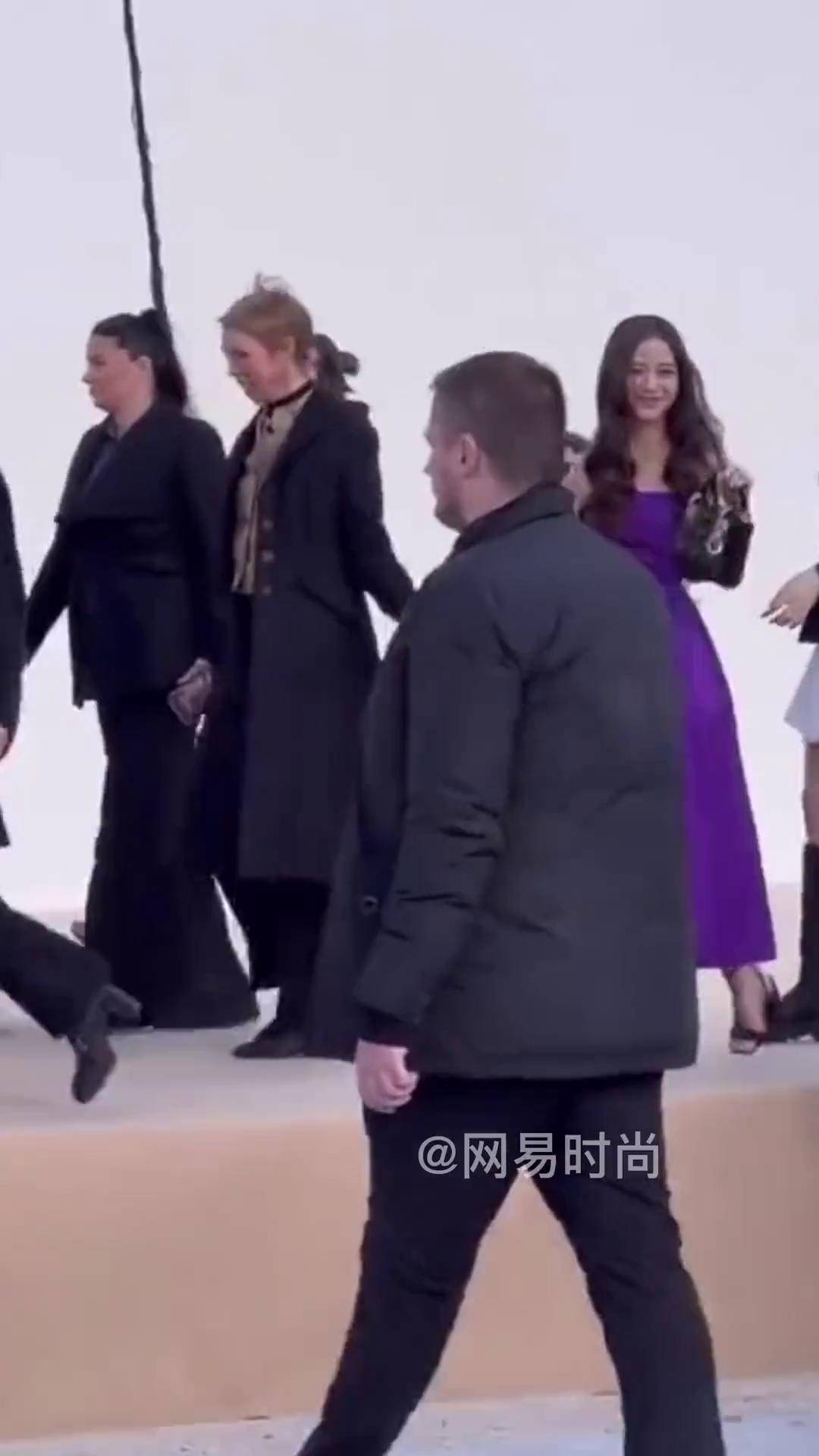 秀今天看秀穿的紫色露背连衣裙,真是美死啦!