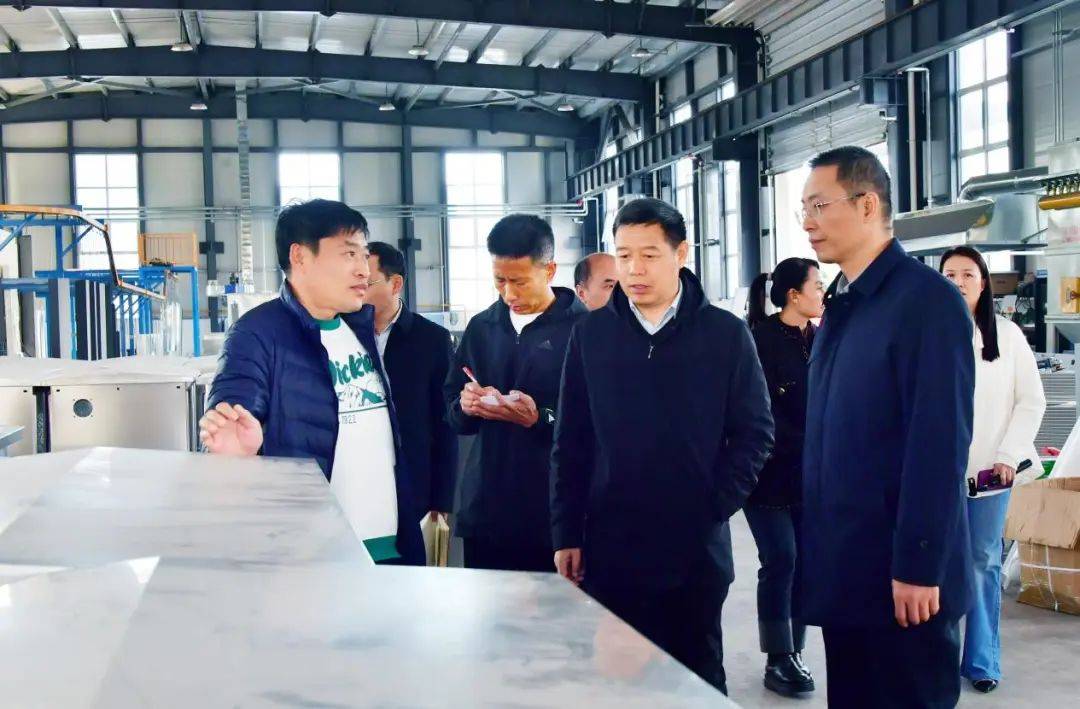 忻州市工业和信息化局局长王卓深入忻州经济开发区调研