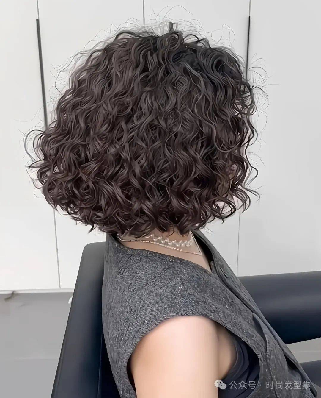 秋季,烫个"短羊毛卷",氛围感拉满