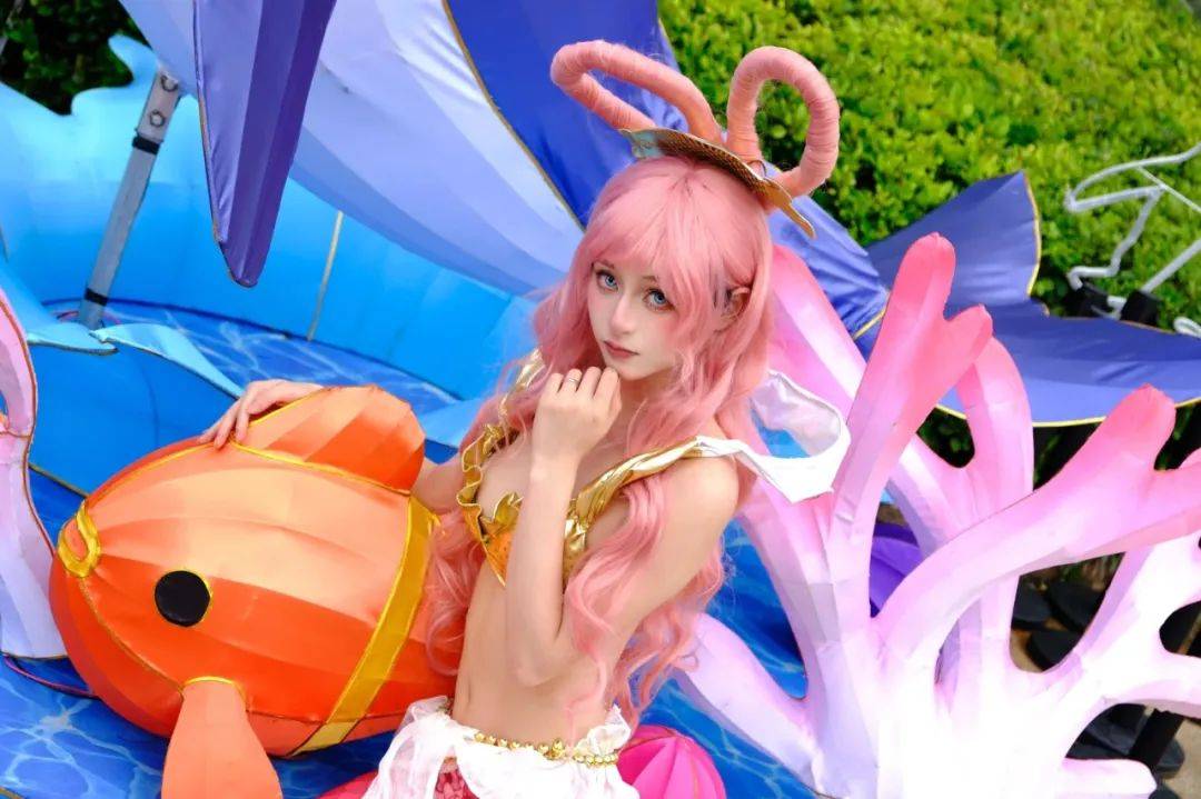 海贼王白星cos,这身材一定很绝