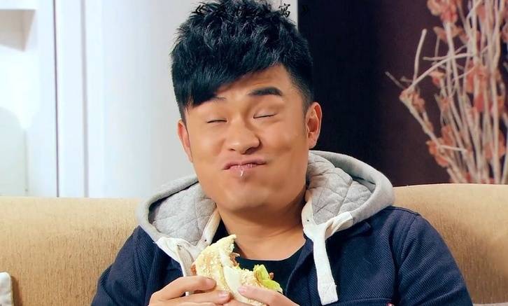 陈赫给8岁大女儿庆生,一家四口超幸福,多次回答黄磊做饭很好吃