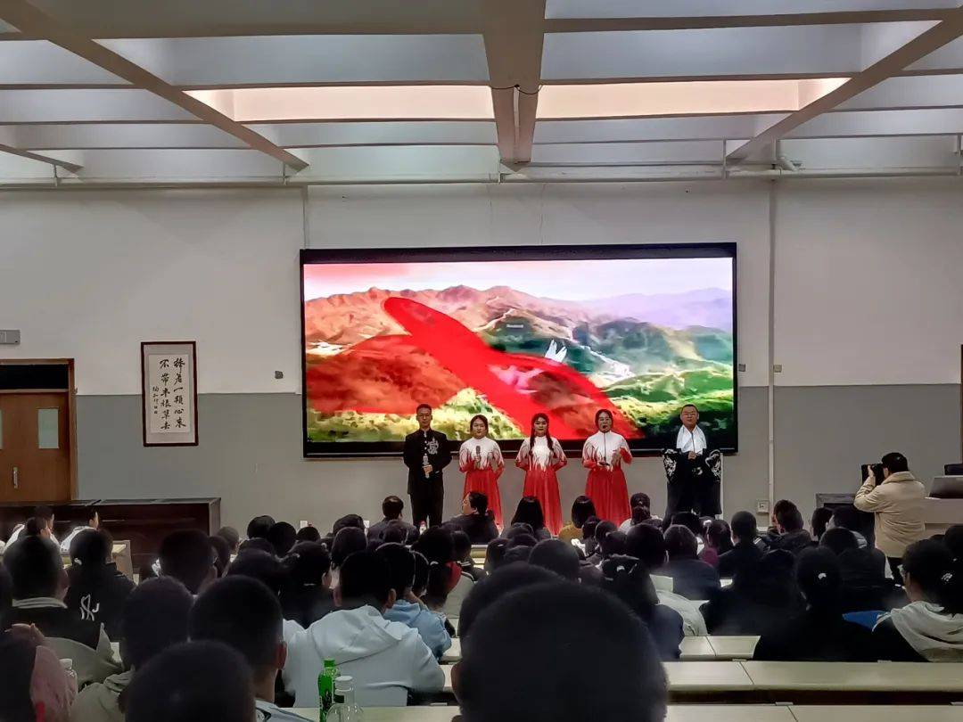 歌颂青春,礼赞祖国——沙湾一中高一年级语文组举办诗歌朗诵会