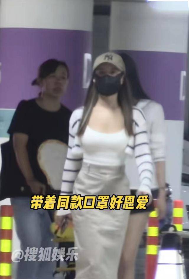 释小龙开迈巴赫载妻女逛商场,一脸憔悴略显老态,娇妻身材抢眼