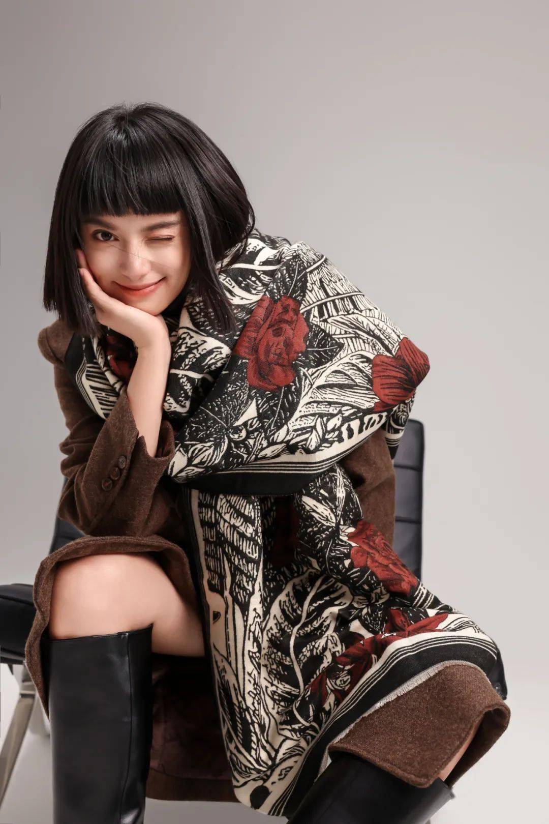 氛围感绝了,韩剧女主角的秋冬穿搭,少不了它!