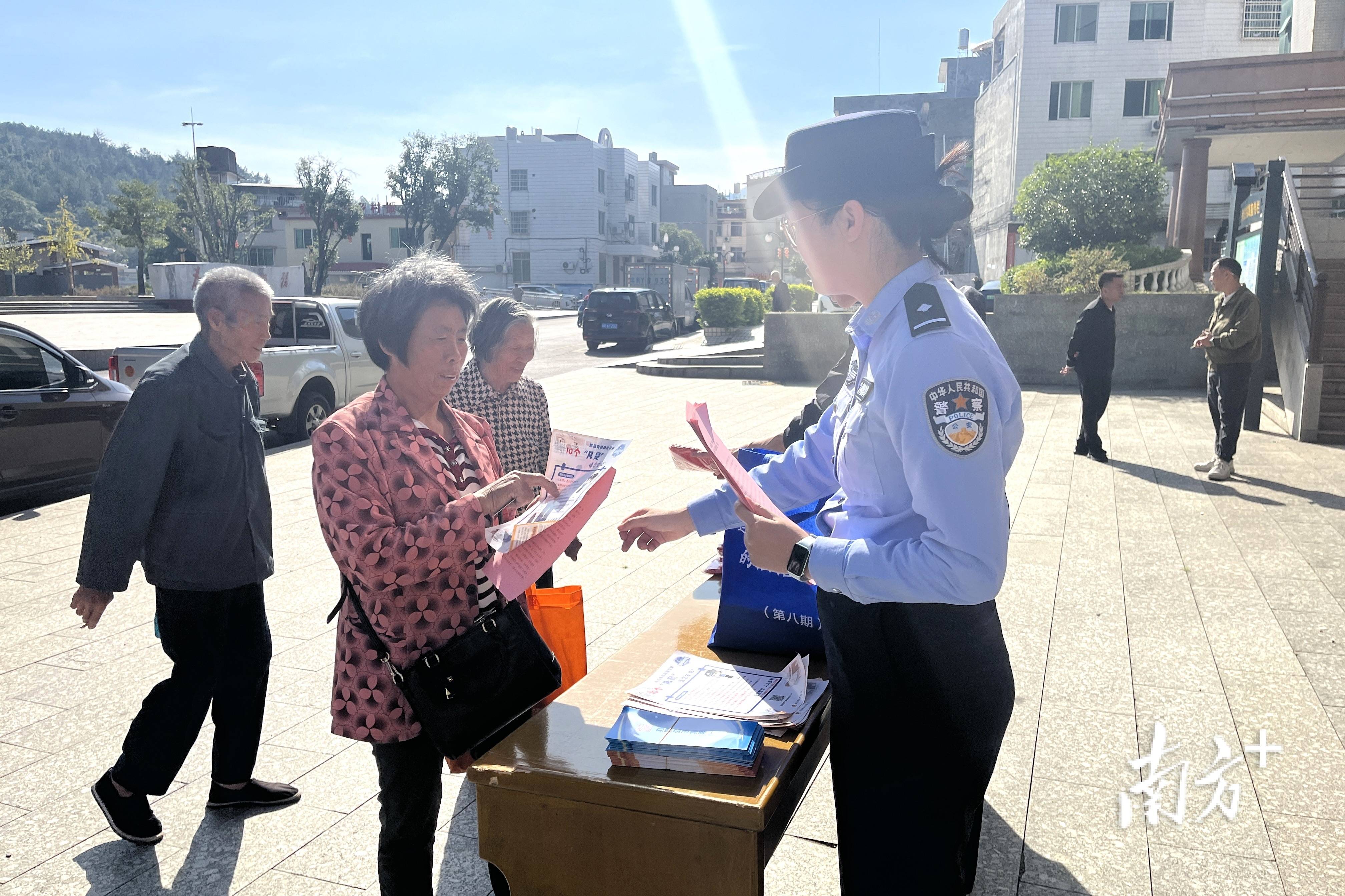 同心共建护平安!连州龙坪镇开展平安建设宣传活动