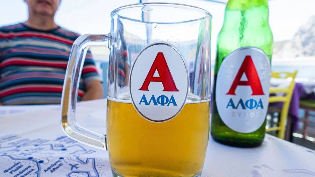 该啤酒厂销售希腊品牌阿尔法 (alfa),荷兰品牌喜力 (heineken) 和