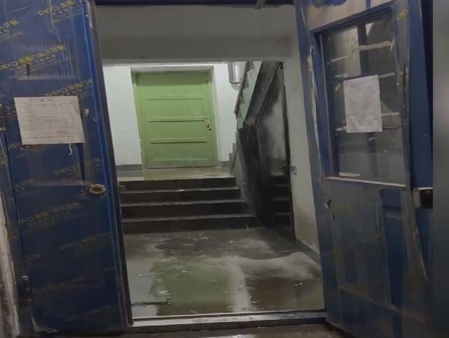 废弃多年自来水管突然喷水！西安一小区成了“水帘洞”