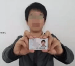 (二)本人手持身份证照.