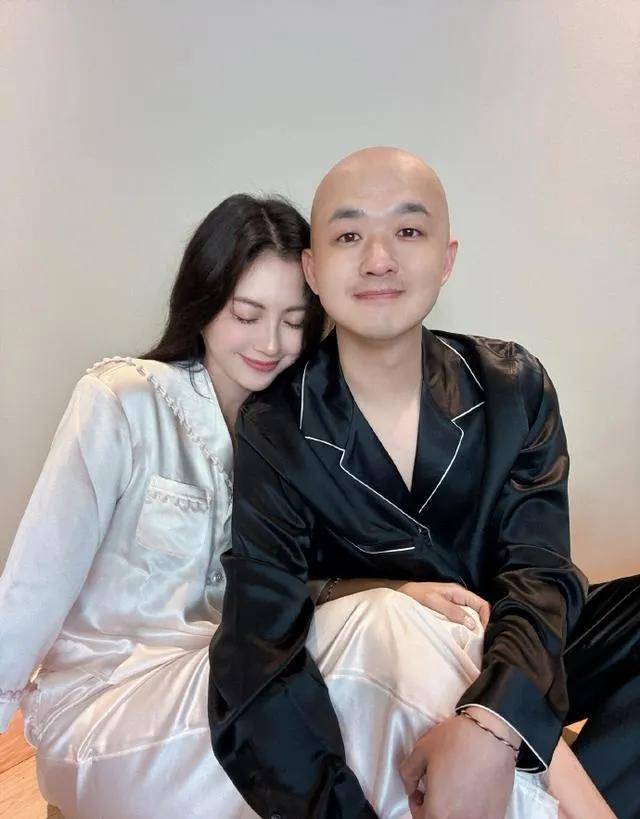 包贝尔一家三口海边度假,幸福满溢引网友热议